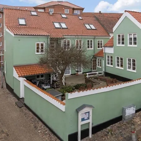 Cozy Townhouse In C
